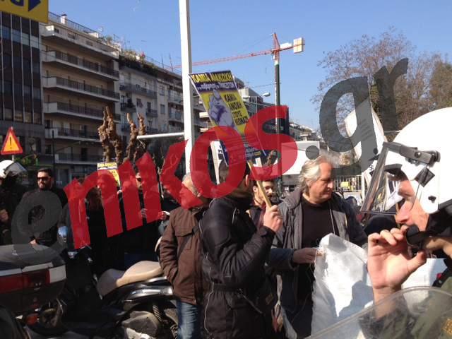 Τώρα – ΦΩΤΟ: Συγκέντρωση κατά του Κασιδιάρη έξω από το Εφετείο