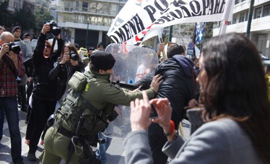 ΦΩΤΟ-Το επεισόδιο με το πανό στο Σύνταγμα