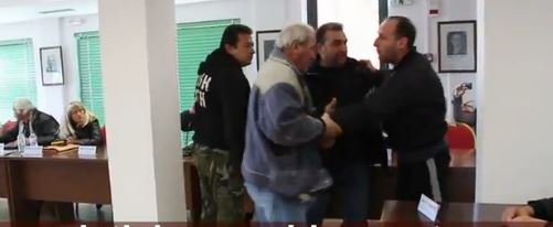 ΒΙΝΤΕΟ-Πιάστηκαν στα χέρια στο δημοτικό συμβούλιο