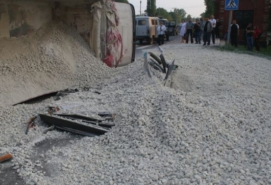 ΤΩΡΑ-Αναποδογύρισε φορτηγό στη Θεσσαλονίκη