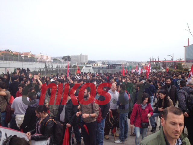 ΤΩΡΑ-Φοιτητές έξω από το υπουργείο Παιδείας