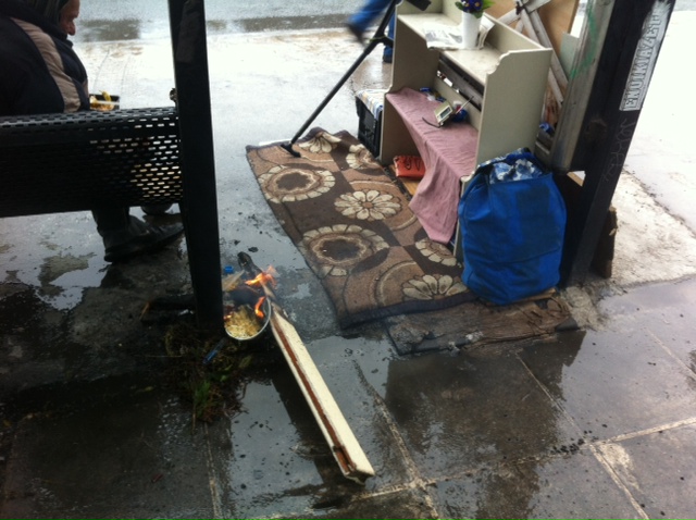 ΦΩΤΟ- Άστεγος βρήκε «στέγη» σε στάση λεωφορείου