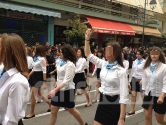ΦΩΤΟ – Με υψωμένη γροθιά στην παρέλαση