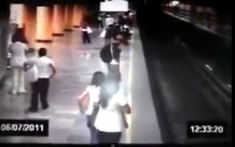 ΒΙΝΤΕΟ-Την έσπρωξε στις ράγες του μετρό