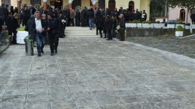 ΤΩΡΑ-Πλήθος κόσμου στην κηδεία του φοιτητή