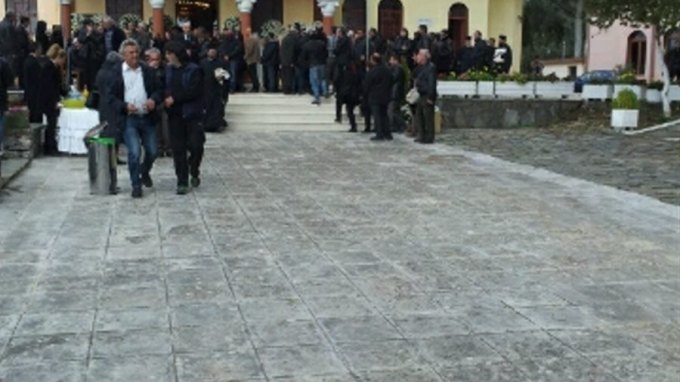 ΤΩΡΑ-Πλήθος κόσμου στην κηδεία του φοιτητή