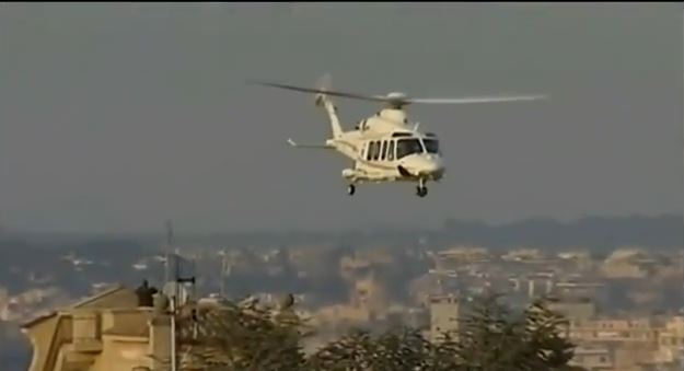 Βίντεο-Η αποχώρηση του Πάπα με το ελικόπτερο