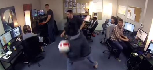 ΒΙΝΤΕΟ-Νευρίασε με το Harlem Shake και τον …σώριασε