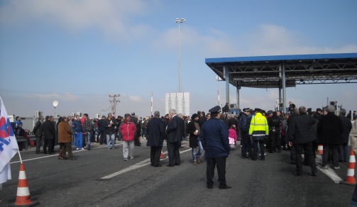 Αιγίνιο: Απέκλεισαν τα διόδια