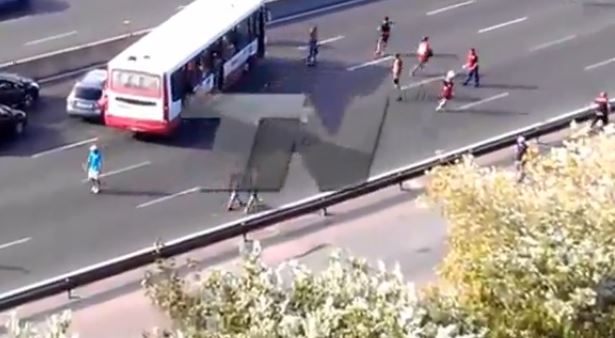 ΒΙΝΤΕΟ-Ξύλο οπαδών στη μέση του δρόμου