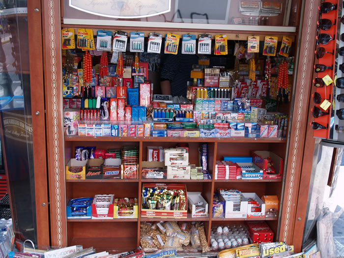 Πήραν χρήματα και δέκα κούτες τσιγάρα