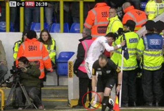 ΒΙΝΤΕΟ-Του πέταγαν μπανάνες στο κόρνερ