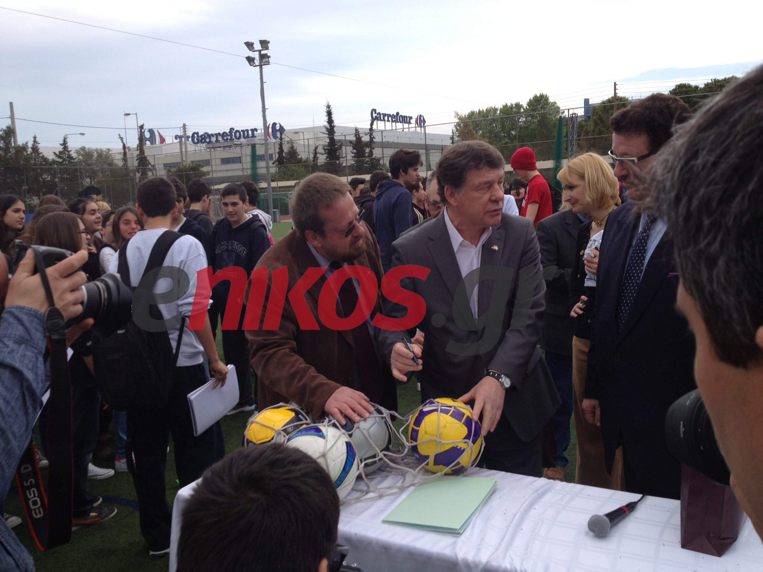 ΤΩΡΑ: ΦΩΤΟ-Ο Ρεχάγκελ υπογράφει αυτόγραφα