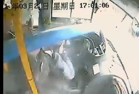 ΒΙΝΤΕΟ-Κολώνα διεμβολίζει λεωφορείο