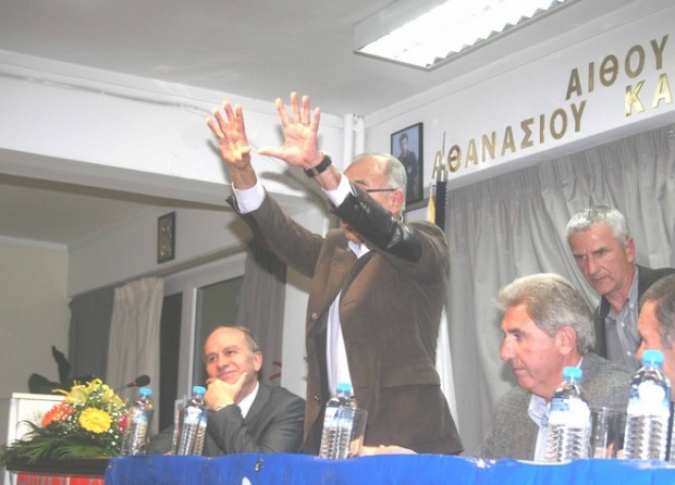 ΦΩΤΟ-Κούδας: Έτσι μουντζώνουν