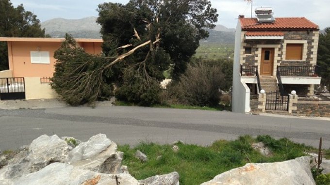 Ανεμοθύελλα σηκώνει βράχους