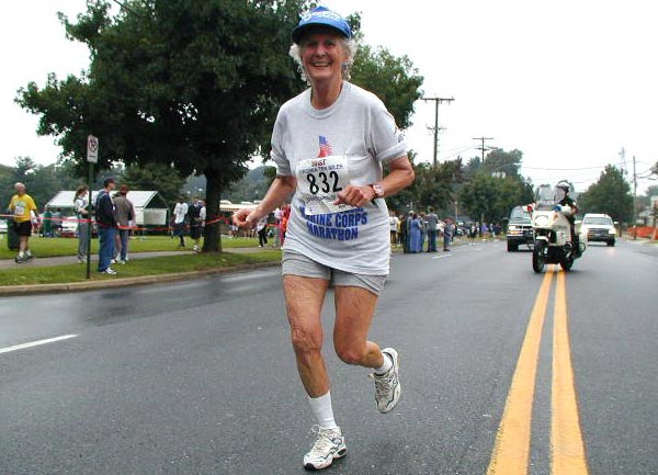 Η 89χρονη που «οργώνει» τον πλανήτη