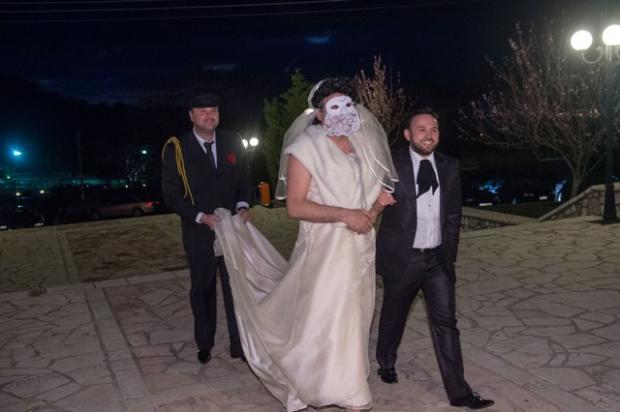 ΦΩΤΟ-Άλλη περίμεναν για νύφη και … άλλη έφτασε