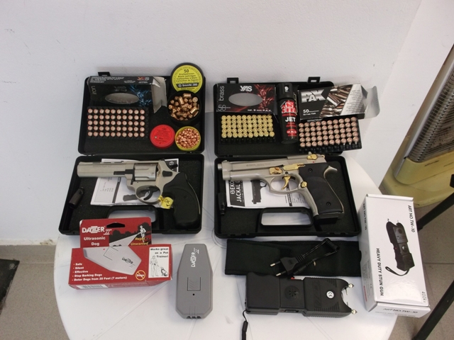 Έστειλε πυρομαχικά με…κούριερ