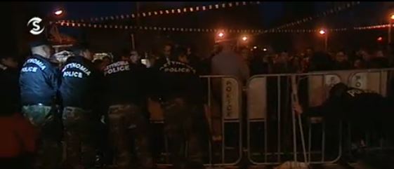 ΦΩΤΟ-Κύπρος:Συγκέντρωση έξω από το Προεδρικό Μέγαρο