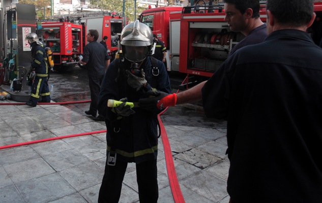 Φωτιά σε πάρκινγκ στην Αίγινα