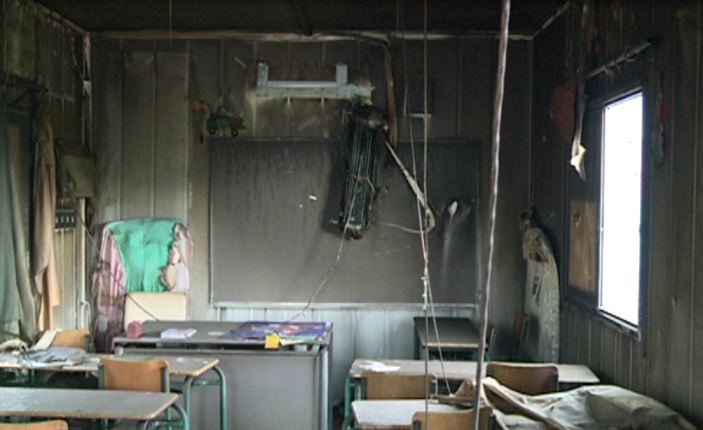 ΦΩΤΟ – Η προκάτ αίθουσα που πήρε φωτιά