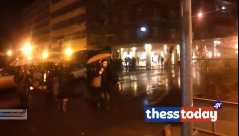ΒΙΝΤΕΟ:Συμπλοκή στη Θεσσαλονίκη μεταξύ αστυνομικών και νεαρών