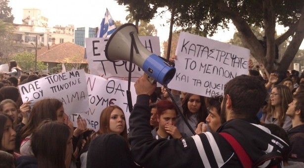 Τώρα – Μαθητές και φοιτητές έξω από την κυπριακή βουλή
