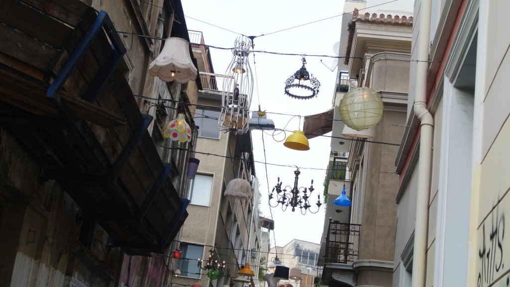 ΦΩΤΟ-Ιπτάμενα… φωτιστικά στου Ψυρρή