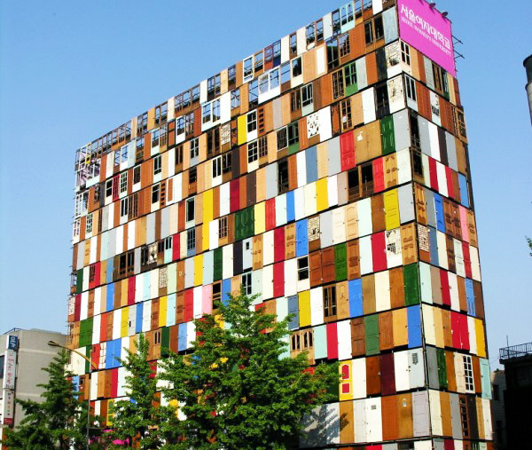 Κτίριο με 1000 χρωματιστές πόρτες
