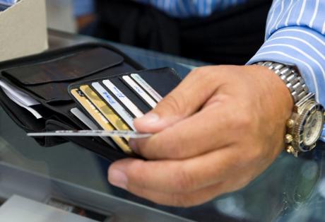 Με πιστωτικές οι αγορές άνω των 1500€