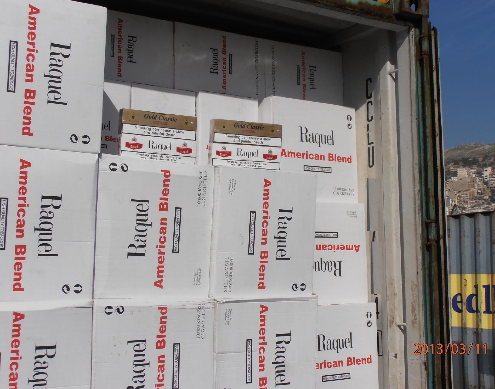 Λαθραία τσιγάρα αγοράζει ένας στους τέσσερις