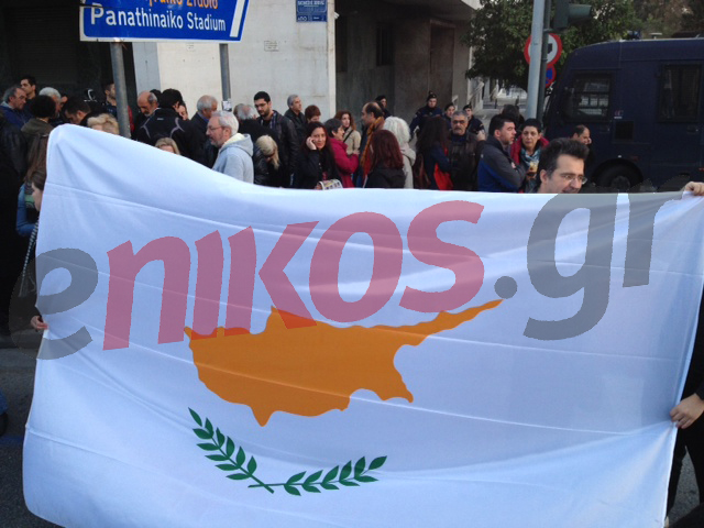 ΦΩΤΟ-Μεγάλες σημαίες στη συγκέντρωση