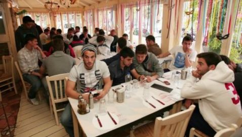 Γεύμα σε… γούρικη ταβέρνα για την ΑΕΚ