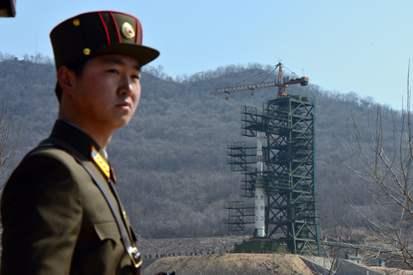 Η Βόρεια Κορέα απειλεί αμερικανικές βάσεις