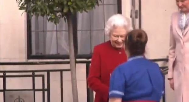 ΒΙΝΤΕΟ-Χαμογελαστή βγήκε η Ελισάβετ