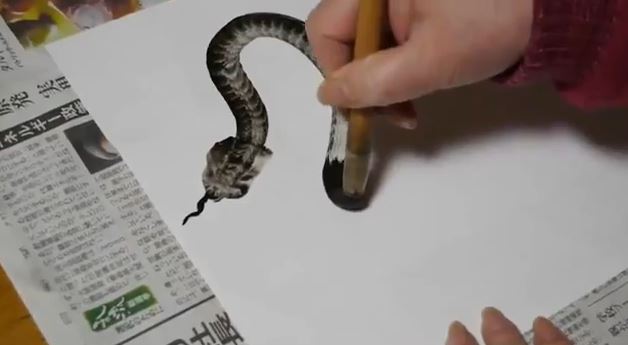 Ζωγράφισε φίδι με μία πινελιά