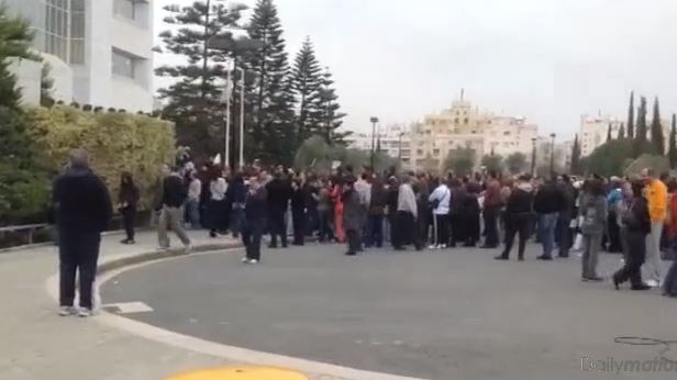 BINTEO-Κόσμος έξω από την Κεντρική Τράπεζα Κύπρου