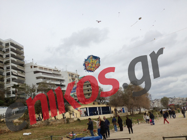 ΠΕΙΡΑΙΑΣ-Χαρταετοί στον συννεφιασμένο ουρανό