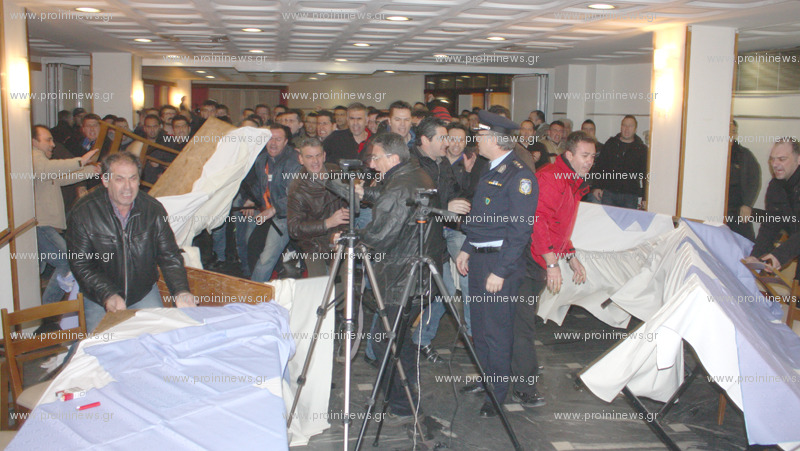 ΦΩΤΟ-Τα έσπασαν σε ομιλία του Βορίδη