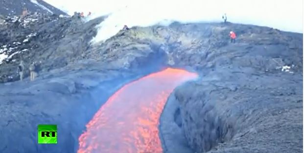 ΒΙΝΤΕΟ-Έκρηξη ηφαιστείου που μαγεύει