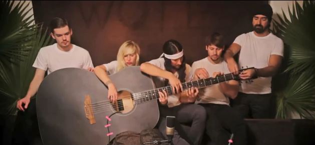 ΒΙΝΤΕΟ: 5 μουσικοί σε μια κιθάρα