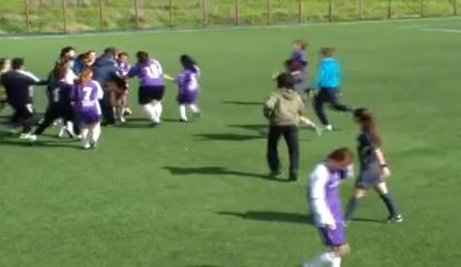 ΒΙΝΤΕΟ-Μαλλιοτραβήγματα σε γυναικείο ποδόσφαιρο