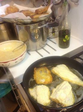 ΦΩΤΟ – Η Ελένη φτιάχνει και μπακαλιάρο