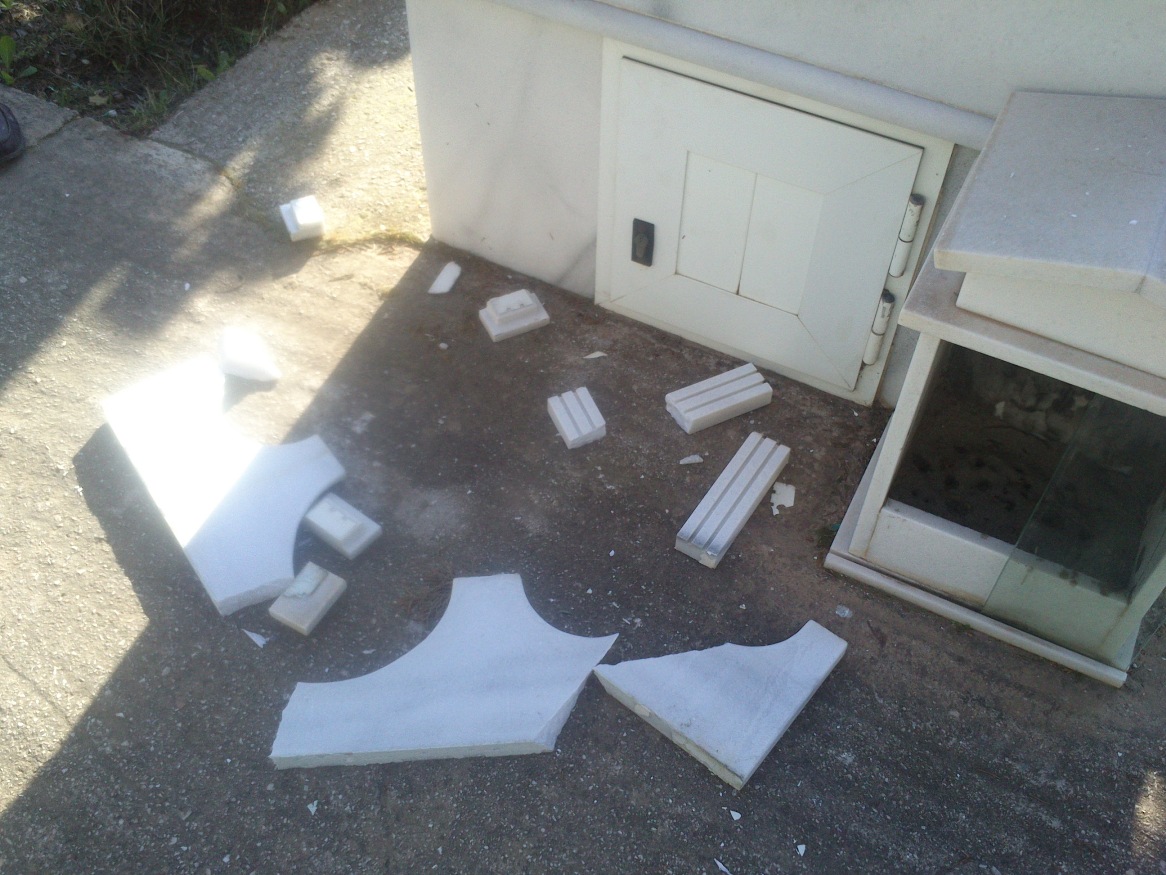 Βεβήλωσαν νεκροταφείο