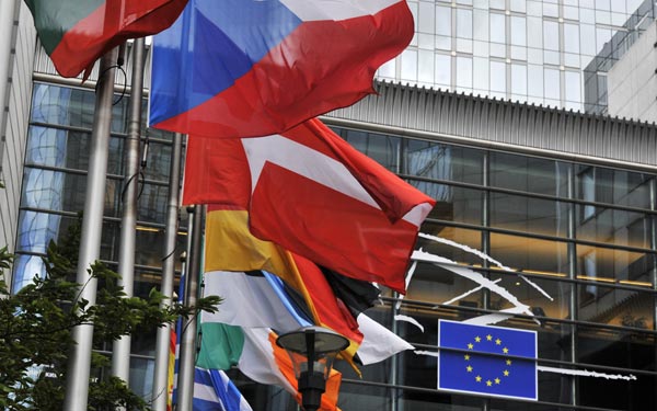 Το Eurogroup τάσσεται υπέρ της μείωσης του έκτακτου τέλους