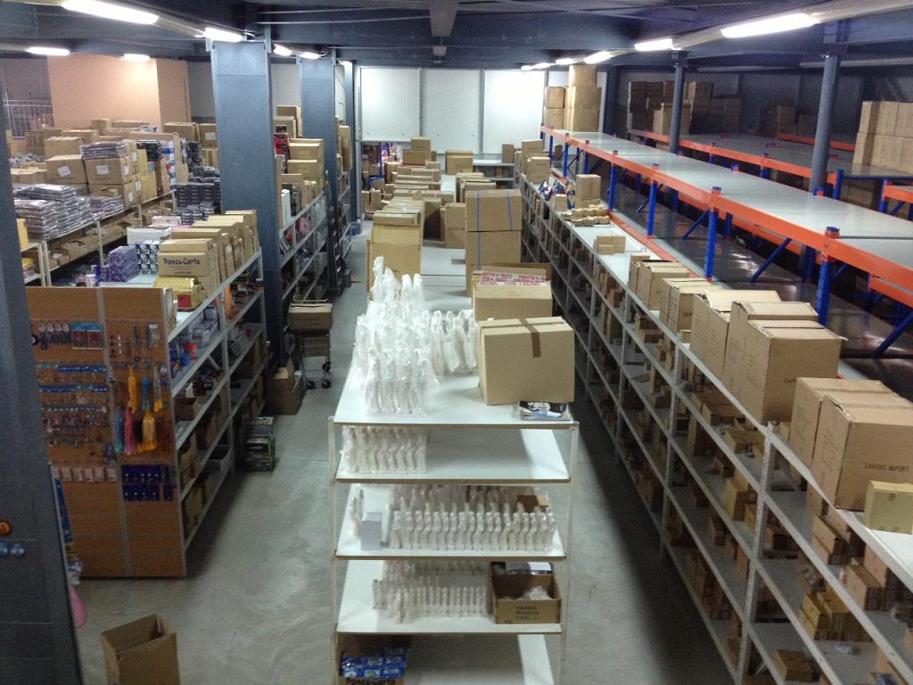 1.500 τ.μ. γεμάτα με απομιμήσεις