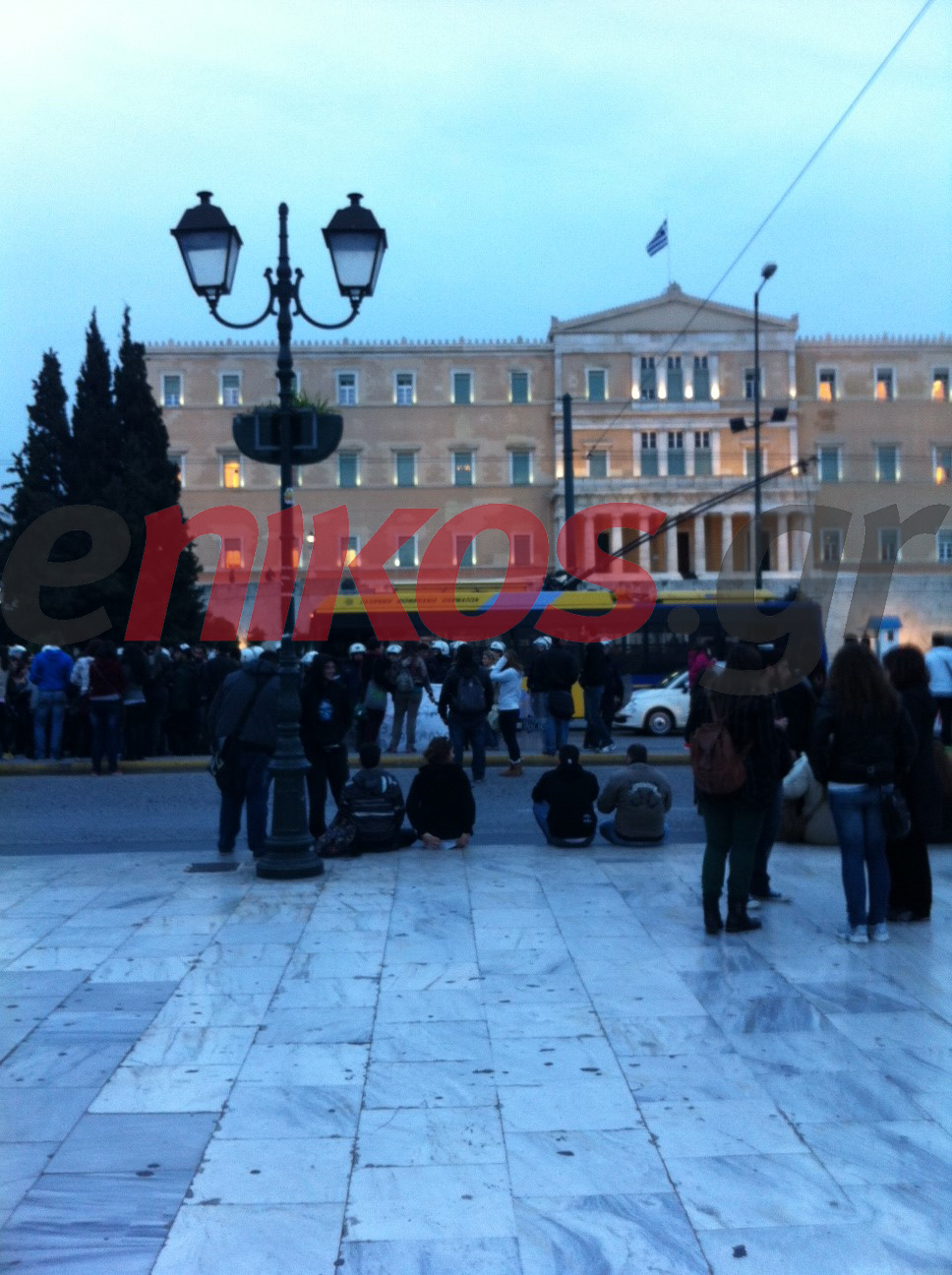 ΤΩΡΑ- Παραμένουν στο Σύνταγμα οι φοιτητές