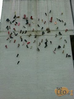 Κρέμασαν παπούτσια στο δημαρχείο