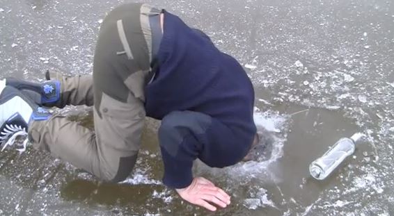 ΒΙΝΤΕΟ- Ο …παλαβός του χωριού!